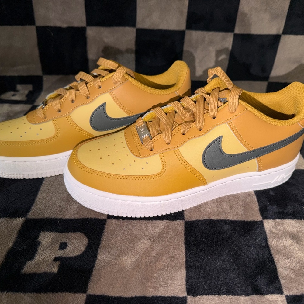 Brand NEW NIKE AIR FORCE 1